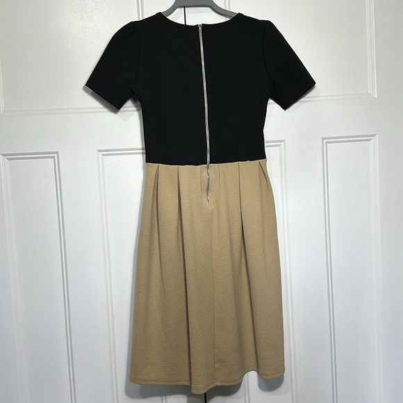 -Lularoe
* Amelia colorblock dress
* Stretch knit fabric with pockets! - Picture 4 of 4